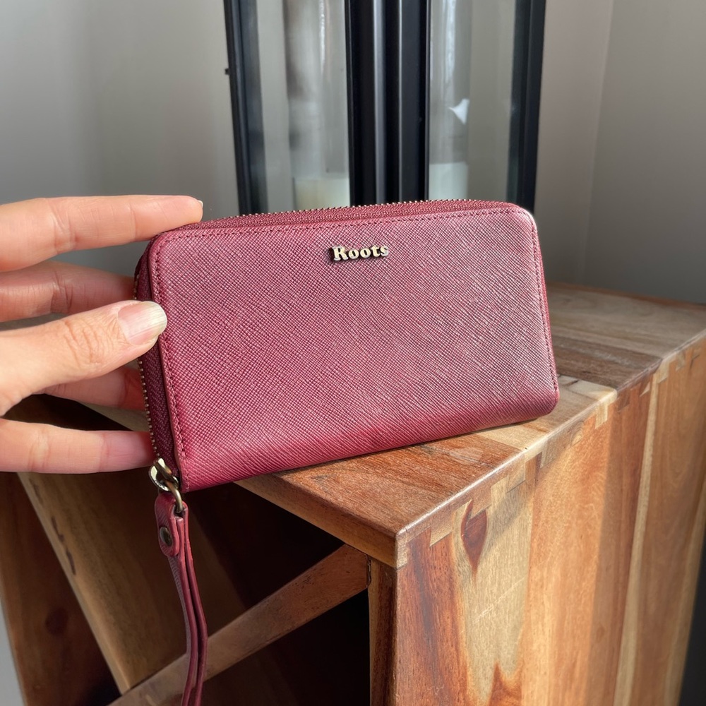 Vintage Roots Valencia wristlet wallet in red/burgundy saffiano-style leather - Picture 3 of 16